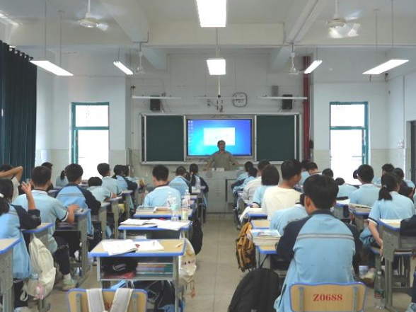 张吉垟：八年如一日坚守讲台 用心浇灌每一位学生