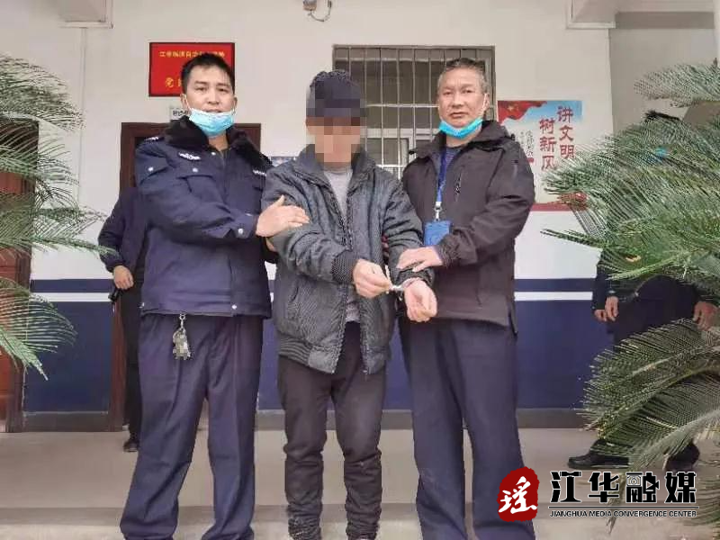 我县警方速破一起扒窃案 民警当街擒贼