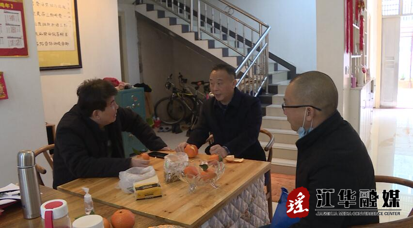 【新春走基层】艾克海走访慰问离退休干部和困难职工