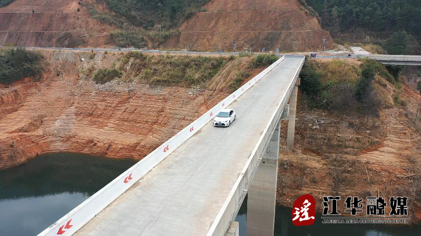 【新春走基层】 湘江村：扶贫队的“扶贫车”年关送钱带货忙