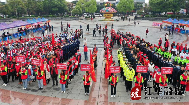 践行雷锋精神：学生志愿者到公园、市场开展清扫活动