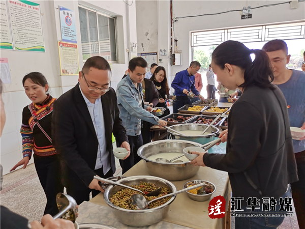 市、县统计局走进大石桥乡开展红色教育主题党日活动