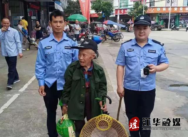 八旬老人迷失街头 巡逻辅警助其回家