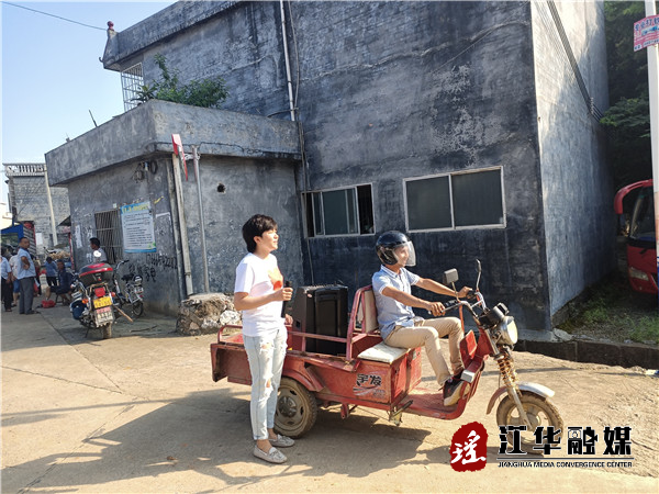 贝芝头村移动“小喇叭”宣传疫苗接种