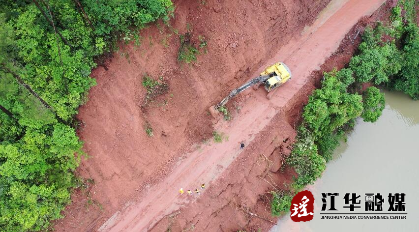 及时清理省道库区路段多处山体塌方 保障道路安全畅通