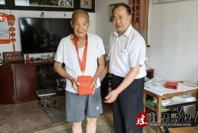 黄志坚走访慰问“光荣在党50年”老党员