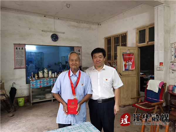 蒋剑走访慰问“光荣在党50年”老党员