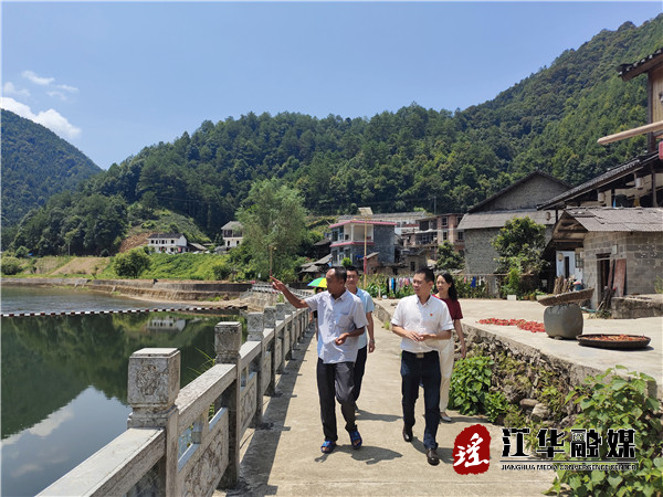 万汝青到湘江乡及桥市乡野猪桥村开展“五联系五到户”主题活动