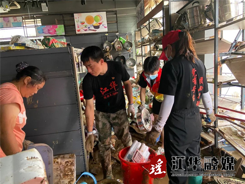 2022年6月韋順江幫助災(zāi)民災(zāi)后恢復(fù)清淤泥.jpg