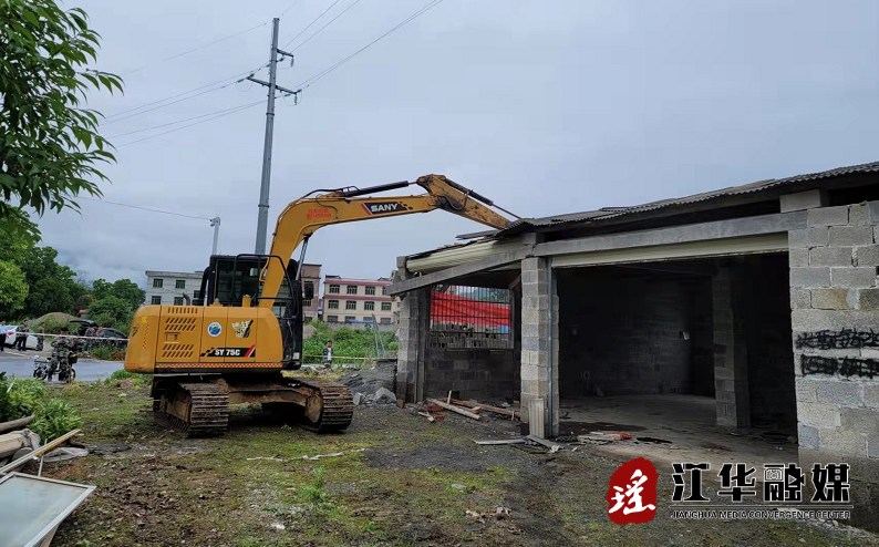 江华小圩壮族乡：重拳出击 拆除违建保安全