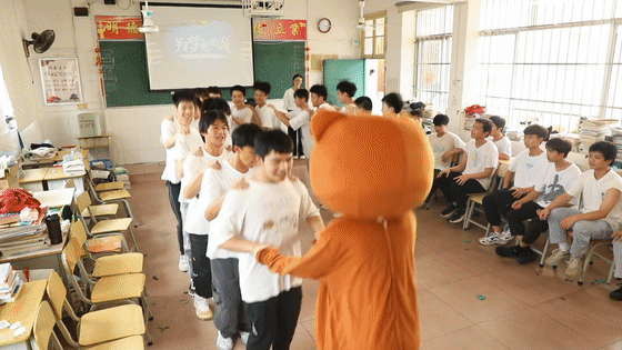 江华：兔子舞 扎气球 花式游戏为高考解压[00-00-00--00-00-05].gif