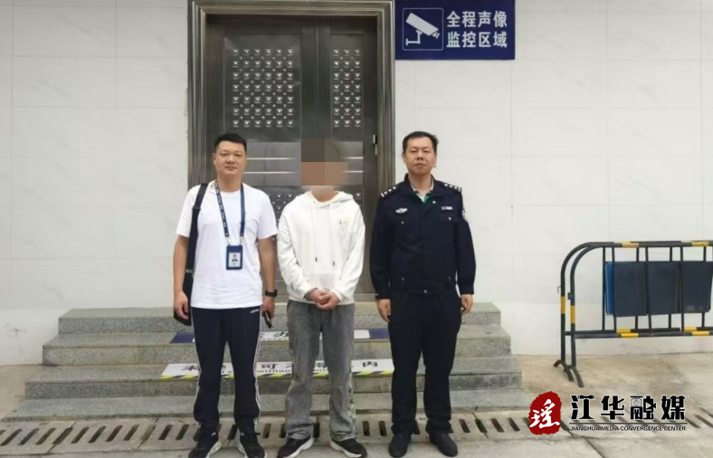 零容忍! 一男子深夜沿街张贴小卡片被抓