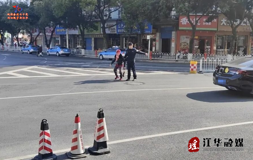 车流中  这一扶一护  是冬日最暖的“安全色”