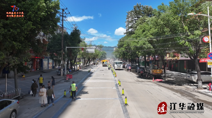 江华：道路“白改黑”攻坚 县城沱江提质升级