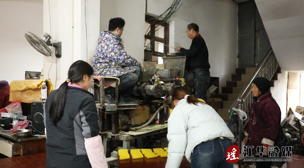 江华：“黄泥粑粑” 加工赶制忙
