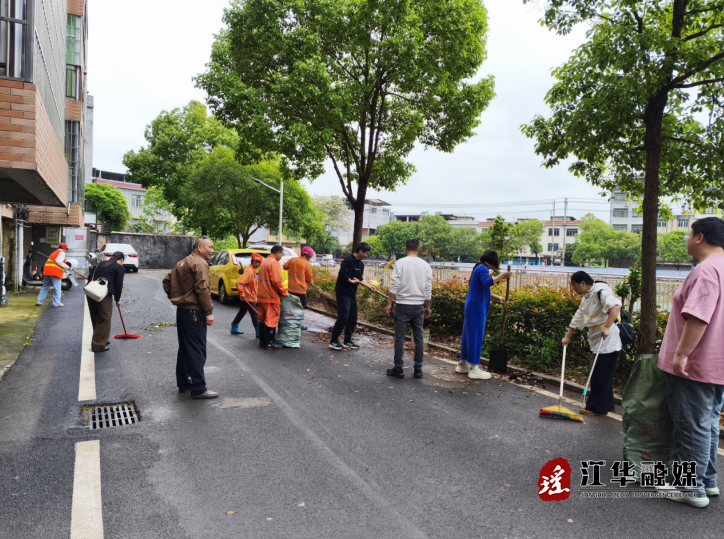 江华公路建设养护中心组织党员干部开展环境综合整治活动