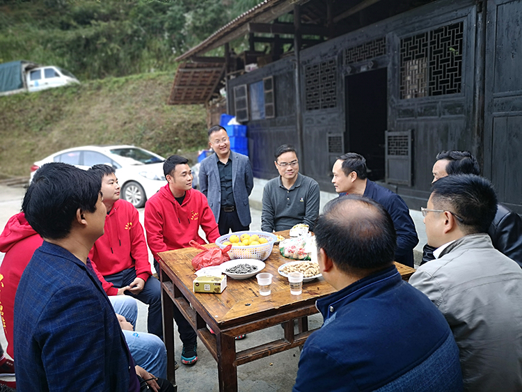 【资讯】谢景良看望在农村实践锻炼的青干班学员__洪江市新闻网