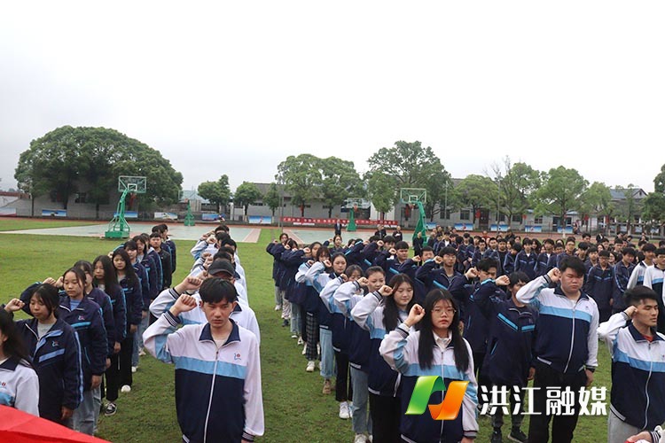 在校党支部书记校长黄芳的带领下，黔阳二中全体师生一齐见证了他们跨入成人行列的难忘时刻。