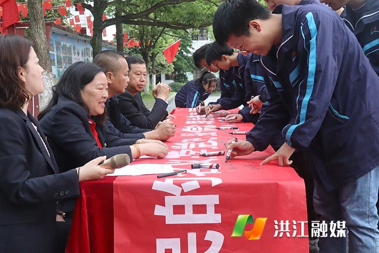 引导广大青少年更加紧密地团结在以习近平同志为核心的党中央周围，