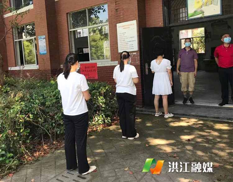 食堂外错时有序排队检测