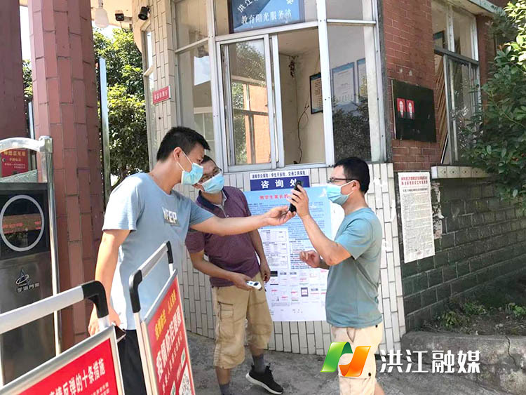 （通讯员：陈美玲）8月31日，岔头乡中心学校进行了全面的新冠肺炎疫情防控演练，全体教师参与其中，模拟学生报名，依法科学防控！瞧——教师们正模拟检查学生进校前两码情况