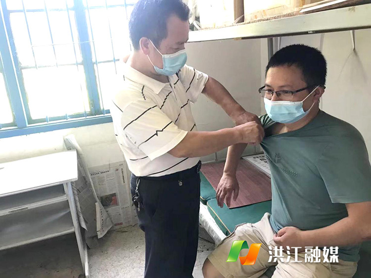 如有学生出现发热症状者及时隔离并到指定门诊就医