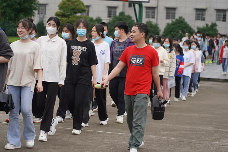 统一着红色服装的班主任们全天守护在学生身边，成了他们的“老跟班”，为学生们提供全方位的指导和服务，力求他们在考场中有好的发挥。