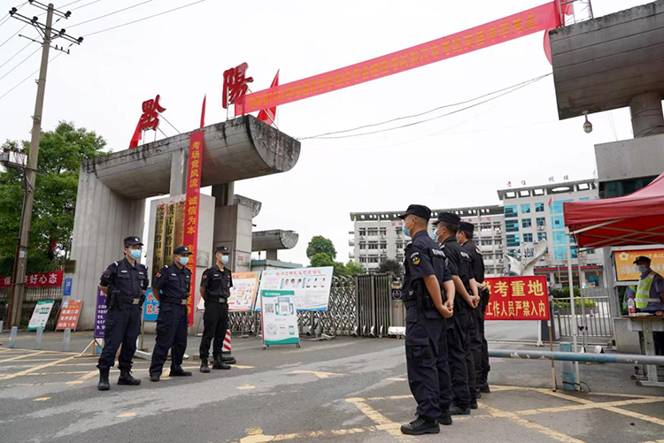 特警执勤于考点出入口，在学考人流高峰期维持校门口的秩序，防止无关人员进入考点，守护考点安全。