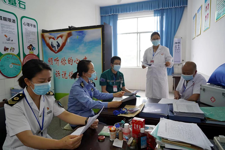医护人员提前到考点为师生员工做核酸检测，并在考试期间常驻考点，为考点人员的人身安全增添一份保障。