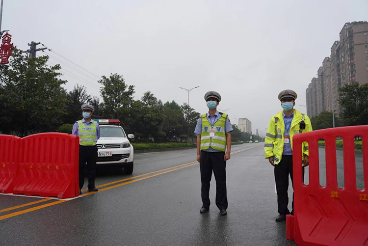 交警全天守护在考点周边的路口处，防止无关车辆在考试期间靠近考点影响到考试，并在学考期间维护交通秩序，确保考生出入平安。
