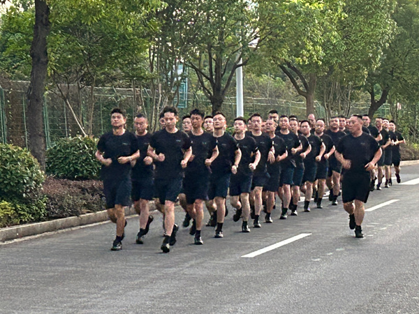 市公安局：开展夏季训练 提升实战能力