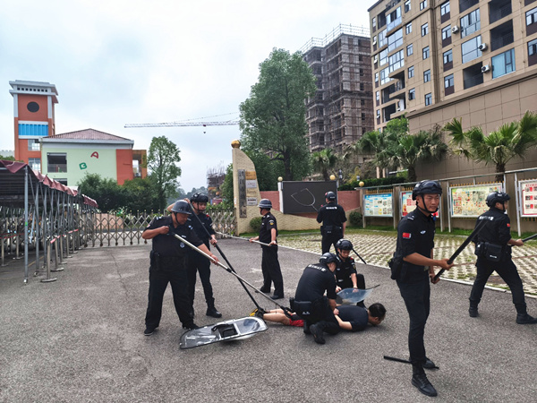 市公安局：巡特警联合幼儿园开展最小作战单元演练