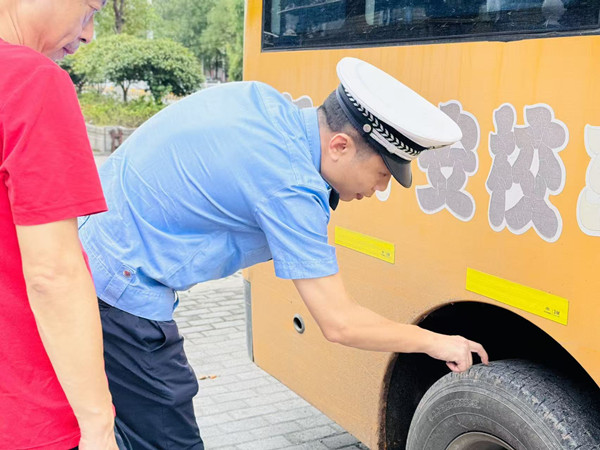 市公安局：开展校车安全集中检查，筑牢学生出行“安全防线”