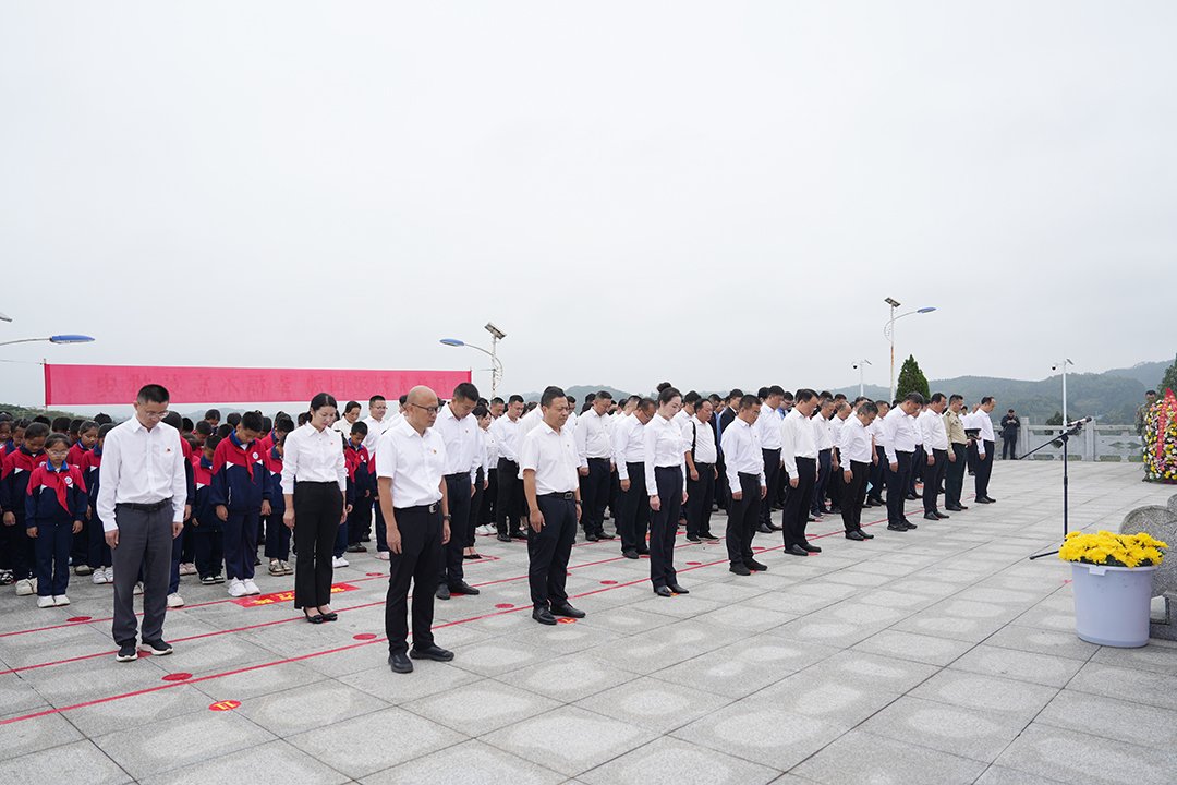 9月30日，是国家烈士纪念日，市委书记郑小胡，市委副书记、市长向青松等市领导及市直机关单位负责人、武警官兵、学生代表、各界群众怀着无比崇敬的心情来到洪江市烈士陵园，开展向烈士敬献花篮活动1.jpg