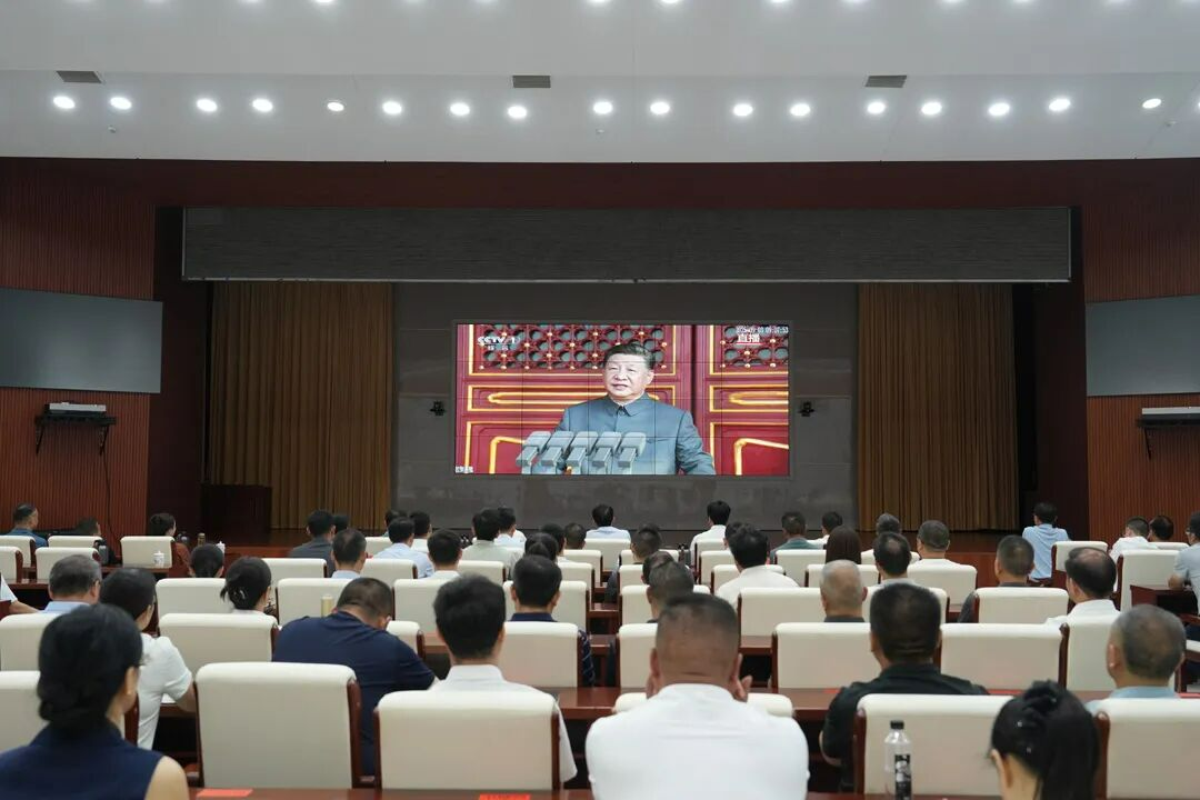 洪江市集中收看纪念中国人民抗日战争暨世界反法西斯战争胜利80周年大会实况直播