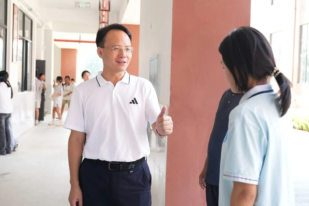 郑小胡调研教育改革成果及2025秋季开学工作