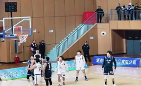 【微视频】一时的比分，不是奋斗的终点；擦干汗水，带着主场的呐喊继续向前；风雨中这点痛算什么；洪江市篮球，永不言弃！