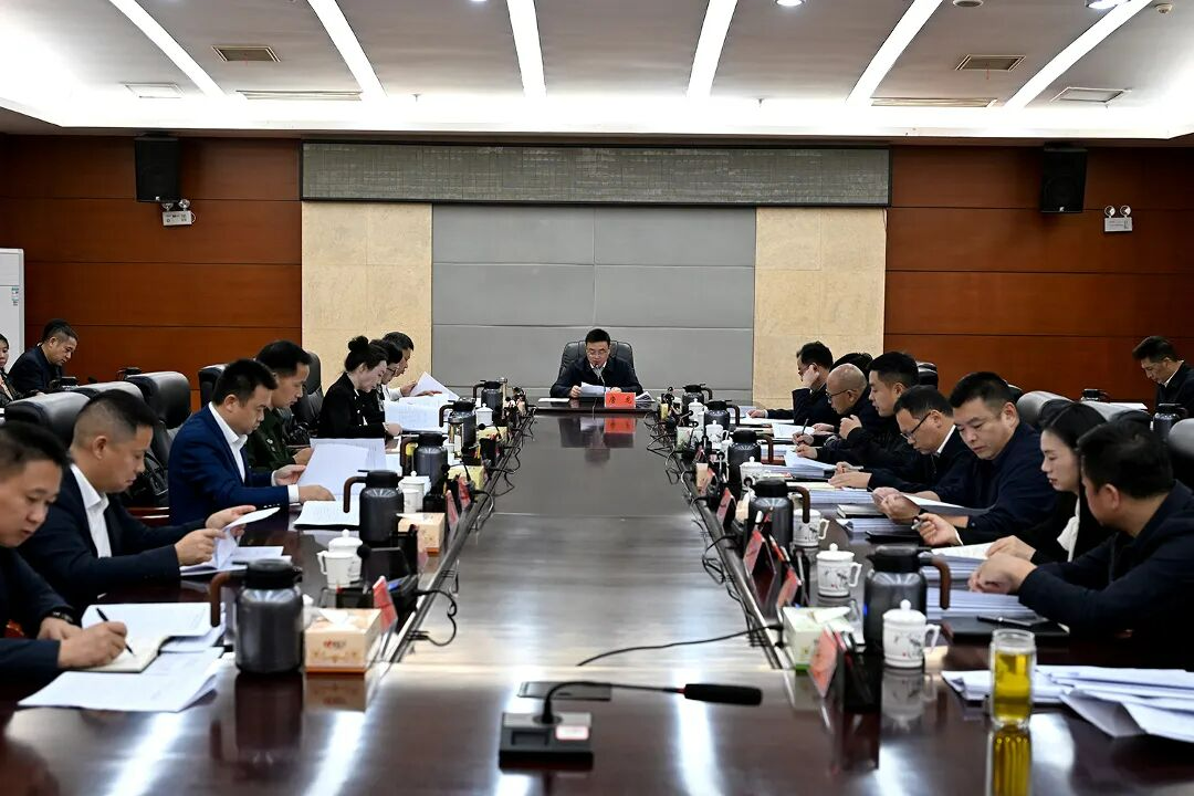 唐龙主持市委理论学习中心组集体学习