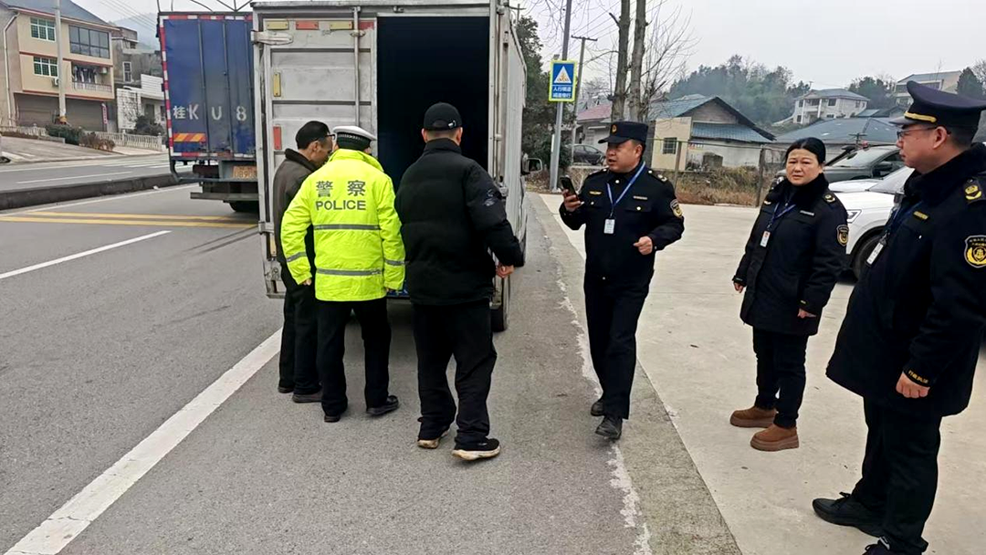 全市设卡严查烟花爆竹非法运输 守护春节“零燃放”安全底线