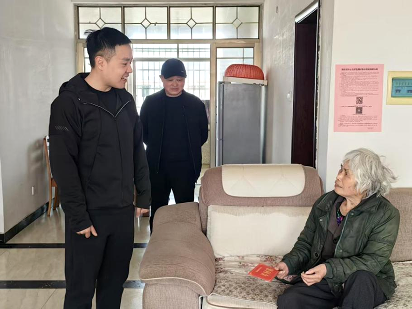 【安江镇】 节前送暖查隐患 平安祥和迎新春