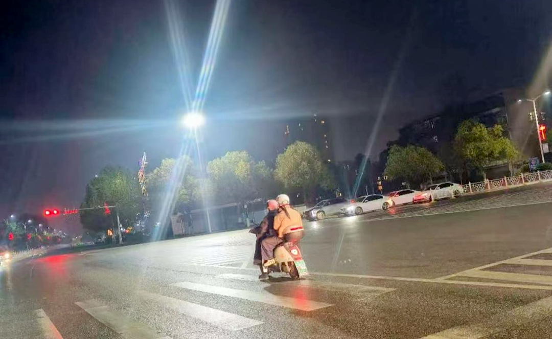 市城管局：路灯焕新点亮夜归路，照亮市民幸福生活