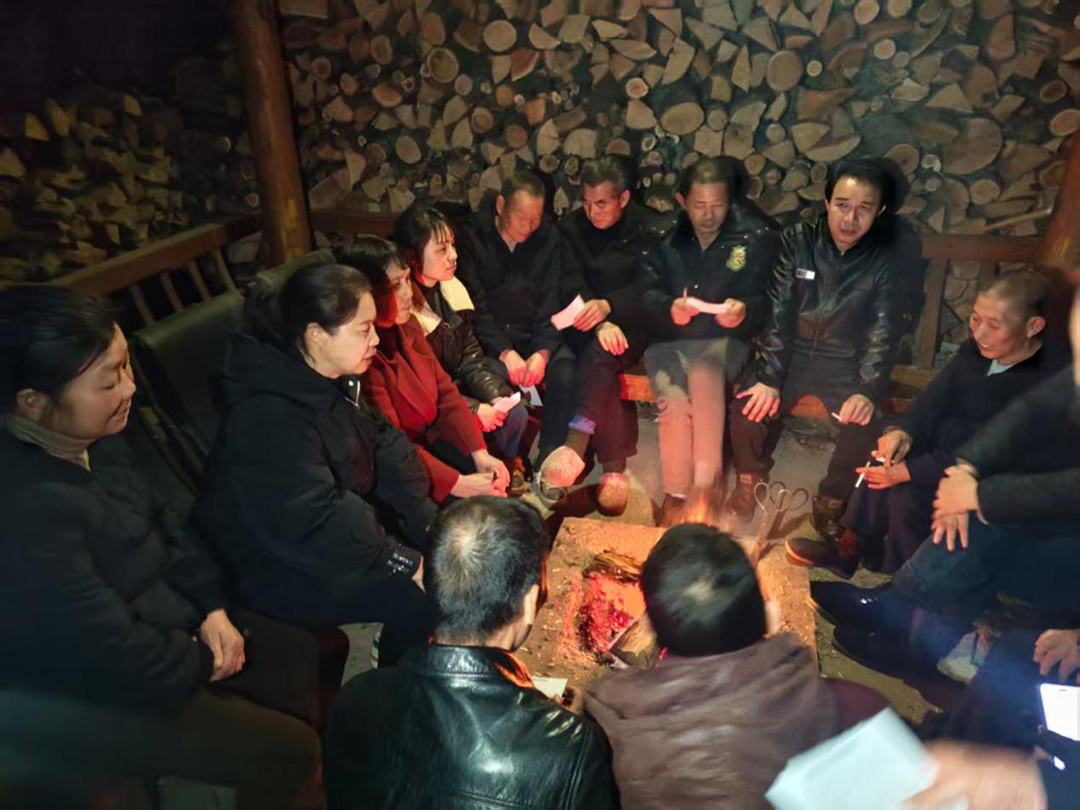 【群峰乡】安全生产宣讲进农家 蛇形村围着火炕话安全