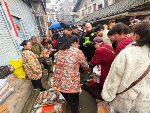 市公安局：老人赶集突然晕倒，民辅警紧急施救暖人心！