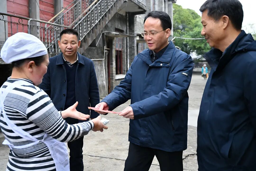 郑小胡走访慰问困难党员和困难职工