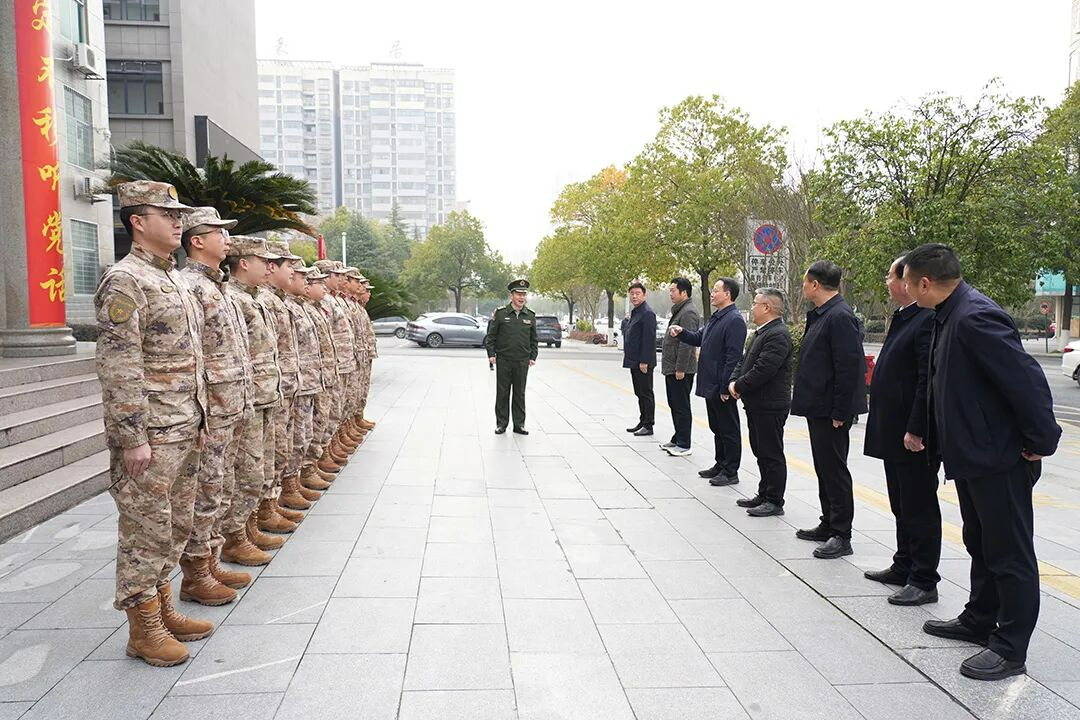 郑小胡走访慰问军警单位 送上新春关怀