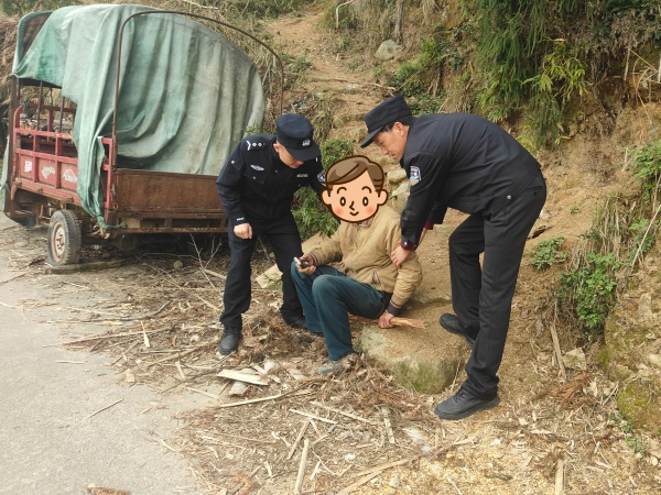 市公安局：七旬老人家中摔倒，洪江公安火速救援暖人心