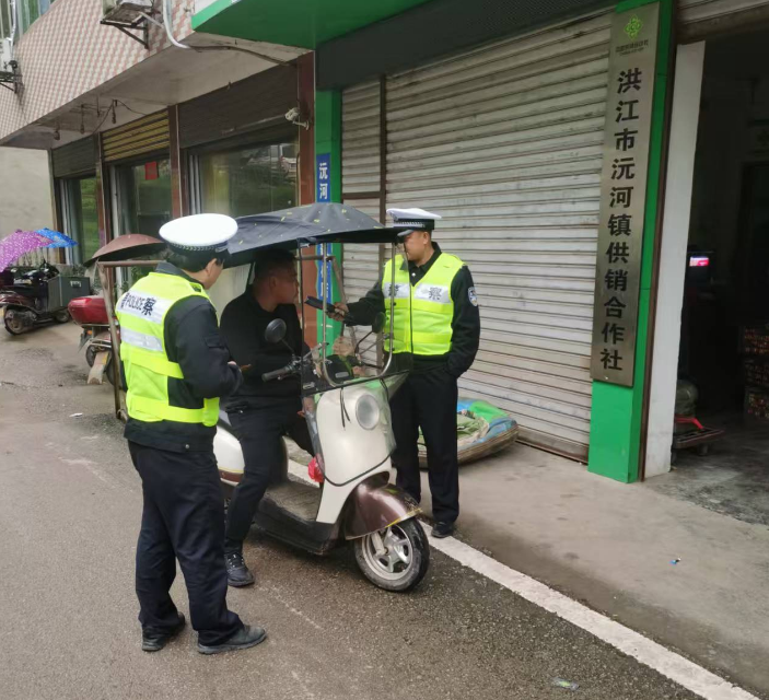 【沅河镇】“逢集”联合执法 护航出行平安路途