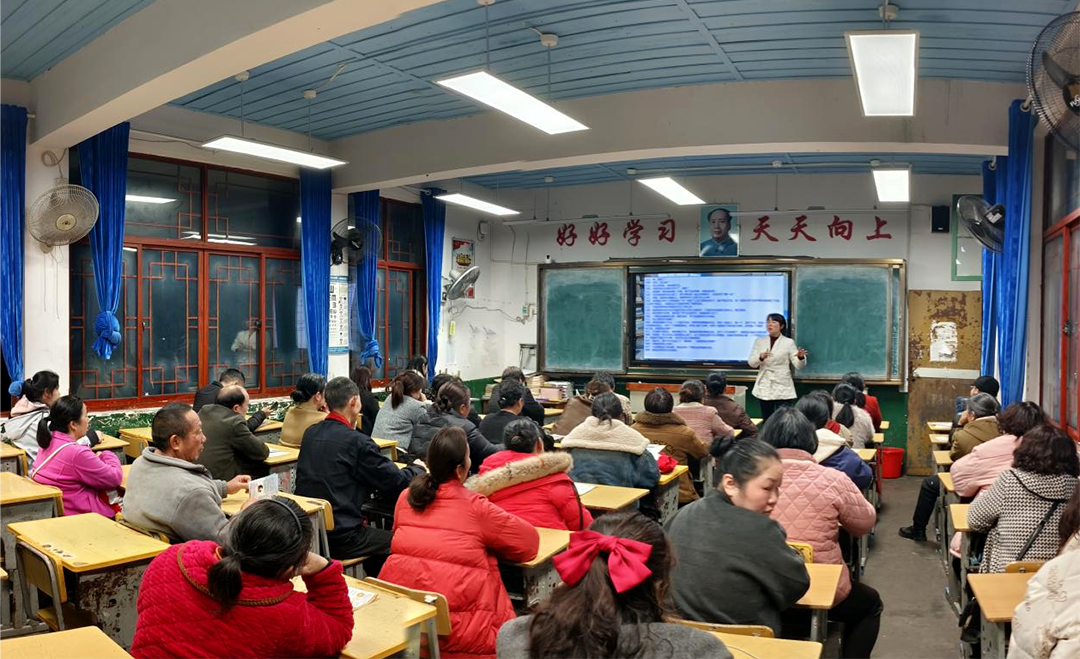 市妇联：“向阳花”行动家庭教育讲座进校园