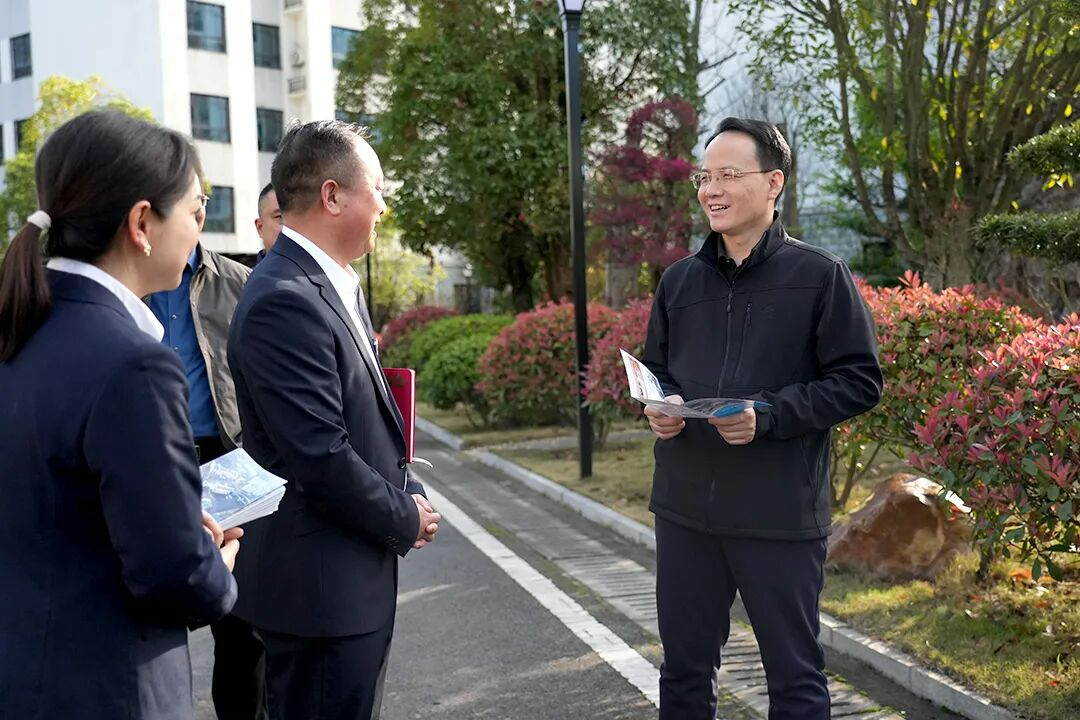 郑小胡调研高新区企业、相思湖及康养中心相关工作