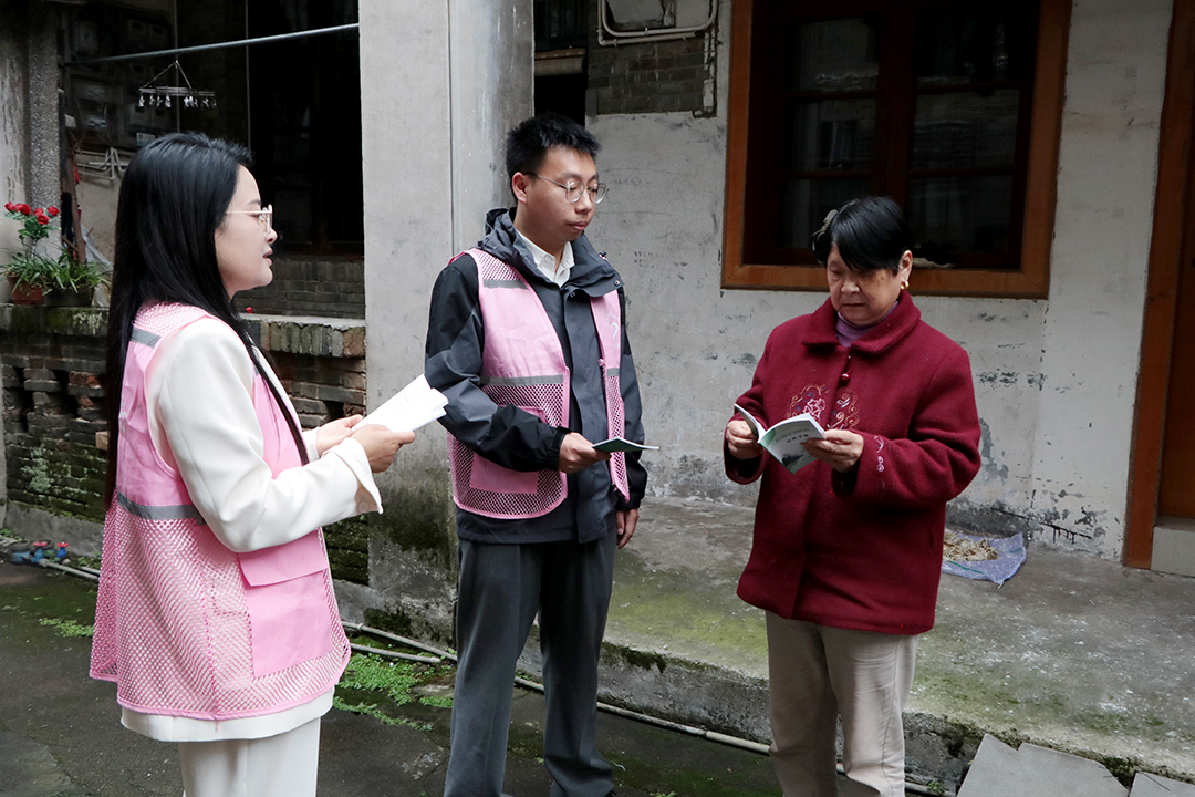 黔城镇开展殡葬改革入户宣传 倡导文明新风尚